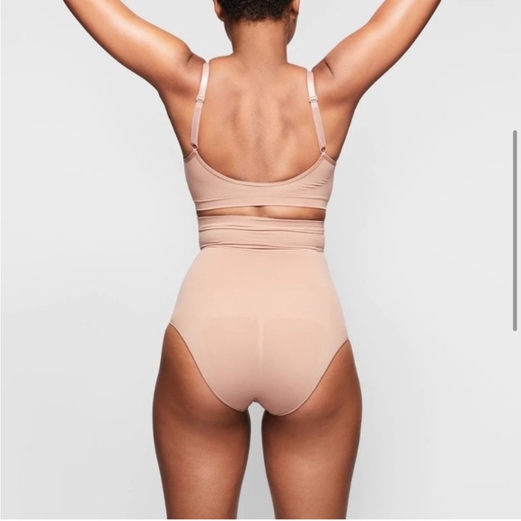 SKIMS SEAMLESS SCULPT HIGH WAISTED BRIEF SIZE SMALL - Picture 3 of 8